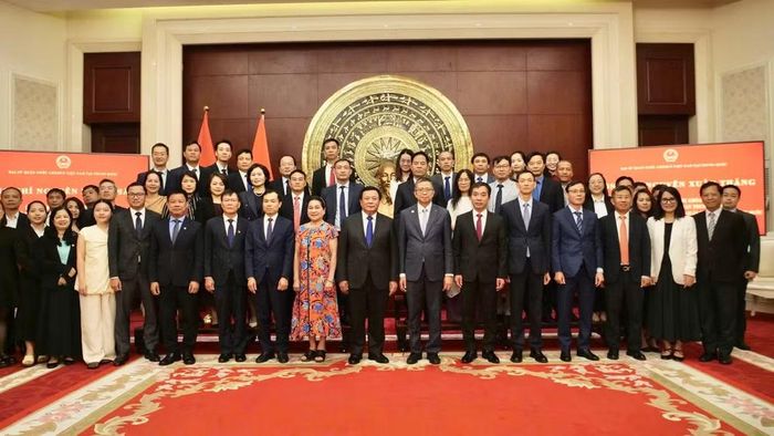 Các đại biểu chụp ảnh lưu niệm.