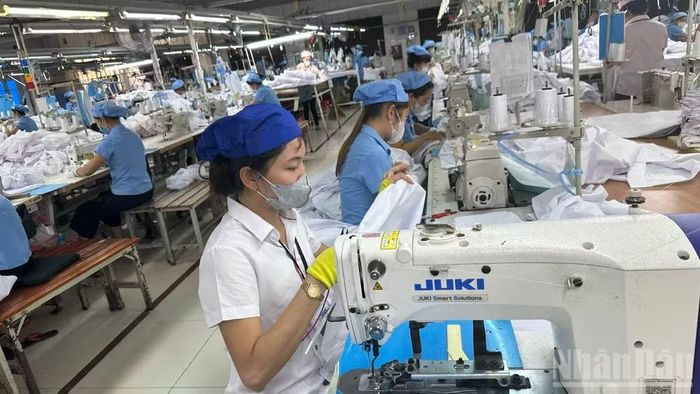 Theo dự thảo, đối với nhóm người lao động thuộc diện tham gia bảo hiểm y tế thông qua quan hệ lao động, từ ngày 1/7/2027, mức đóng bảo hiểm y tế hằng tháng dự kiến tăng lên 5,1% tiền lương tháng làm căn cứ đóng bảo hiểm xã hội bắt buộc.