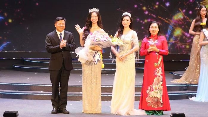 Ban tổ chức Cuộc thi trao danh hiệu Người đẹp Hoa Lư năm 2026 cho thí sinh Đỗ Thị Thảo. (Ảnh: YẾN TRINH)