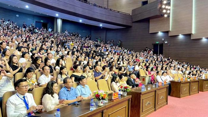 Các đại biểu tham dự chương trình. (Ảnh: YẾN TRINH)