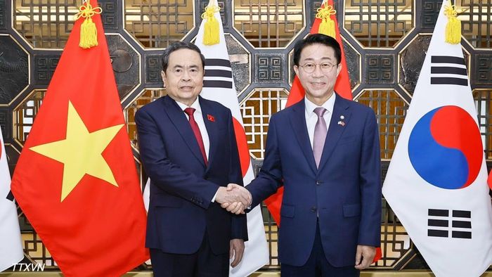 Chủ tịch Quốc hội Trần Thanh Mẫn và Chủ tịch Quốc hội Hàn Quốc Cho Jeong Sik chụp ảnh chung.