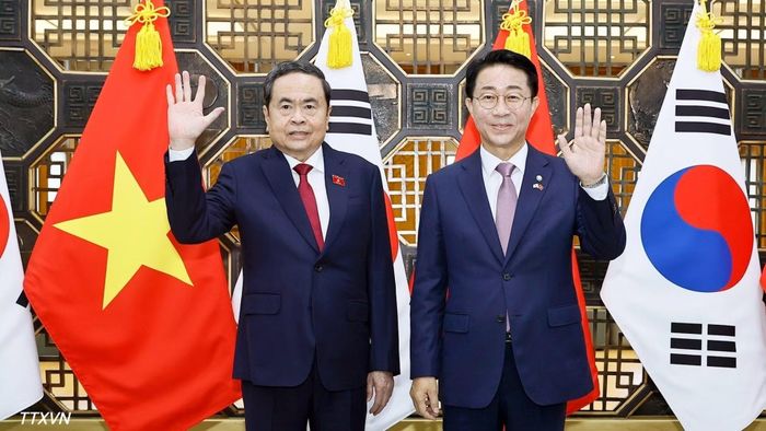  Chủ tịch Quốc hội Trần Thanh Mẫn và Chủ tịch Quốc hội Hàn Quốc﻿ Cho Jeong Sik chụp ảnh chung. 
