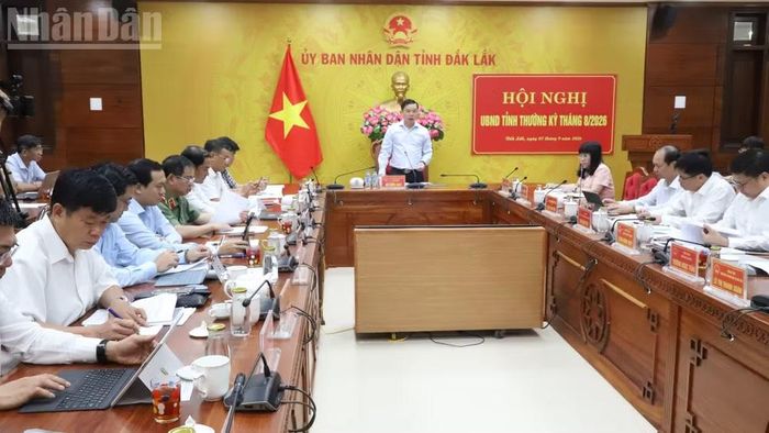 Chủ tịch Ủy ban nhân dân tỉnh Đắk Lắk Đỗ Hữu Huy chủ trì hội nghị. (Ảnh: Nguyễn Công Lý)