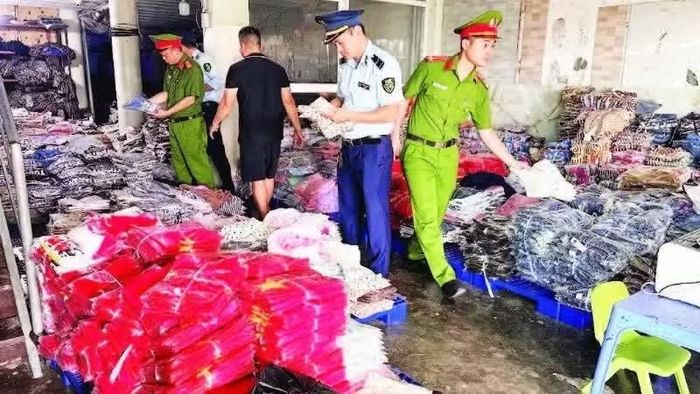 Lực lượng chức năng triển khai đợt cao điểm đấu tranh, xử lý các hành vi xâm phạm quyền sở hữu trí tuệ trong tháng 5/2026. (Ảnh: ĐÌNH PHƯỢNG)