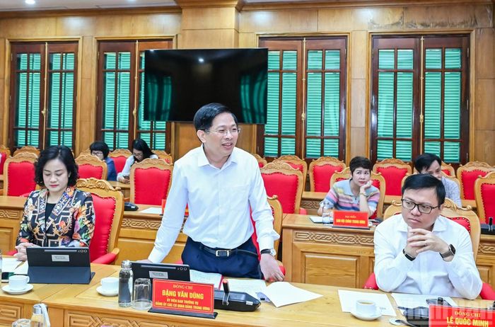 Đồng chí Đặng Văn Dũng, Ủy viên Ban Thường vụ Đảng ủy các cơ quan Đảng Trung ương phát biểu tại hội nghị. (Ảnh: DUY LINH)