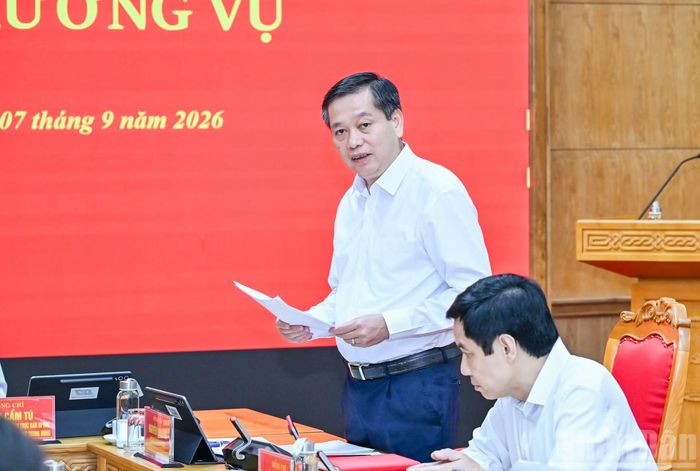 Phó Bí thư Thường trực Đảng ủy các cơ quan Đảng Trung ương Nguyễn Long Hải trình bày báo cáo tại hội nghị. (Ảnh: DUY LINH)