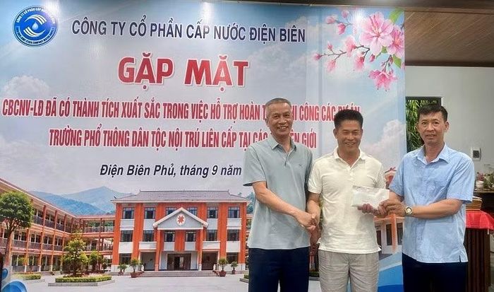 Giám đốc Doanh nghiệp xây dựng Đại Phong Điện Biên trao quà tri ân tập thể công nhân Công ty Cổ phần Cấp nước Điện Biên đã hỗ trợ hoàn thành hạng mục nước, điện tại Trường phổ thông nội trú liên cấp Sín Thầu. (Ảnh: LÊ LAN)