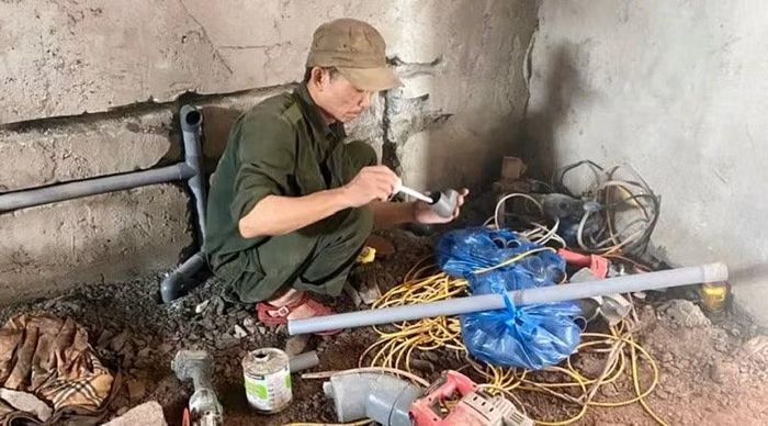 Từ đầu tháng 8/2026, công nhân Công ty Cổ phần Cấp nước Điện Biên khẩn trương thi công hạng mục nước, điện tại Trường phổ thông nội trú liên cấp Quảng Lâm, đến cuối tháng 8 đã hoàn thành toàn bộ hạng mục nước, điện tại công trình. (Ảnh: LÊ LAN)