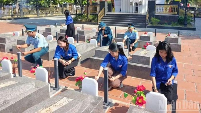 Tuổi trẻ Trung đoàn 282 dâng hương tại các nghĩa trang liệt sĩ trên địa bàn phường Hòa Khánh. (Ảnh: ĐỨC TRƯỜNG)