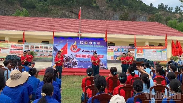 Chương trình "Đồng hành sắc áo quân nhân" tại đơn vị. (Ảnh: ĐỨC TRƯỜNG)