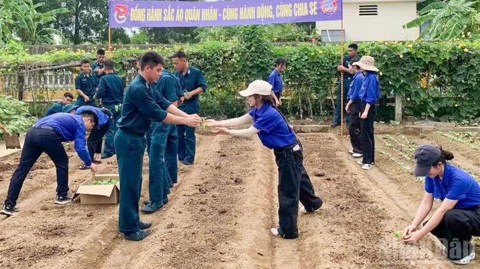 Đoàn cơ sở phối hợp Liên chi đoàn Khoa Sinh-Nông nghiệp-Môi trường, Đại học Đà Nẵng thực hiện chương trình "Đồng hành sắc áo quân nhân" tại đơn vị. (Ảnh: ĐỨC TRƯỜNG)