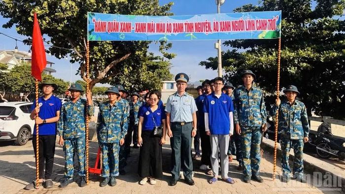 Tuổi trẻ Trung đoàn 282 tham gia vệ sinh 3km bãi biển Nguyễn Tất Thành cùng Đoàn khu dân cư Hòa Phú, phường Hòa Khánh. (Ảnh: ĐỨC TRƯỜNG)