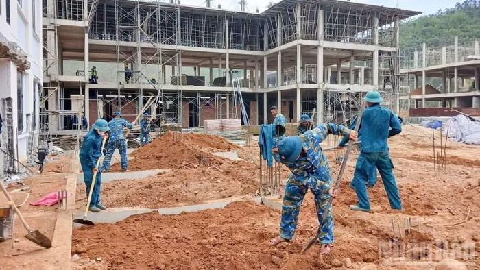 Tuổi trẻ Trung đoàn Tên lửa 282 tham gia xây dựng Trường phổ thông nội trú tiểu học và trung học cơ sở Tây Giang. (Ảnh: ĐỨC TRƯỜNG)