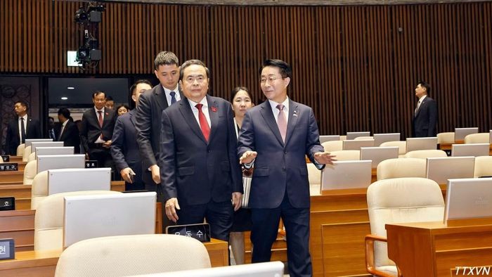 Chủ tịch Quốc hội Trần Thanh Mẫn cùng Chủ tịch Quốc hội Hàn Quốc Cho Jeong Sik tham quan phòng họp của Quốc hội Hàn Quốc. (Ảnh: Doãn Tấn/TTXVN)