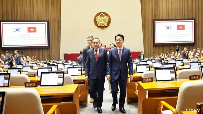 Chủ tịch Quốc hội Trần Thanh Mẫn cùng Chủ tịch Quốc hội Hàn Quốc Cho Jeong Sik tham quan phòng họp của Quốc hội Hàn Quốc. (Ảnh: Doãn Tấn/TTXVN)