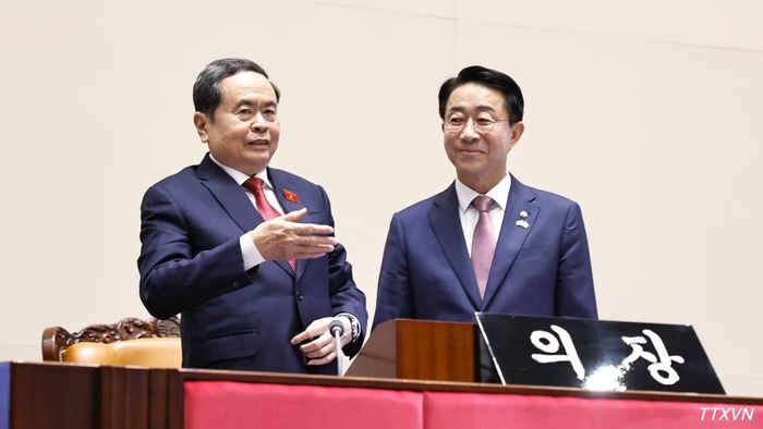 Chủ tịch Quốc hội Trần Thanh Mẫn cùng Chủ tịch Quốc hội Hàn Quốc Cho Jeong Sik tham quan phòng họp của Quốc hội Hàn Quốc. (Ảnh: Doãn Tấn/TTXVN)