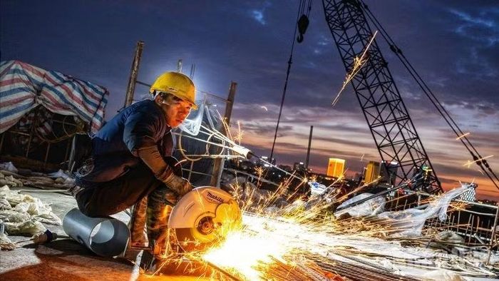 Tại nhịp nối hai trụ TC3-TC4, ngày 31/8 vừa qua, công trường đã tiến hành lắp dựng đốt dầm dọc chủ đầu tiên, “mở đường” thi công dầm, sàn và vòm thép, những hạng mục quan trọng định hình kiến trúc cầu. (Ảnh: ÁNH DƯƠNG)