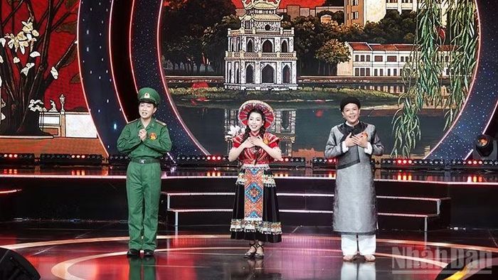 Ba thí sinh của đội Nghệ sĩ ưu tú Ngọc Đợi trong tiết mục dự thi. (Ảnh: LINH BẢO)