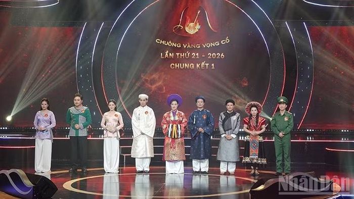 Các thí sinh chuẩn bị nghe Ban tổ chức công bố kết quả đêm chung kết 1. (Ảnh: LINH BẢO)