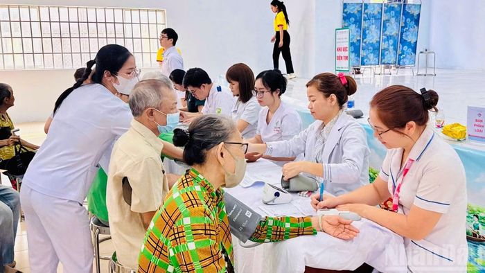Người dân được quan tâm, chăm sóc sức khỏe.