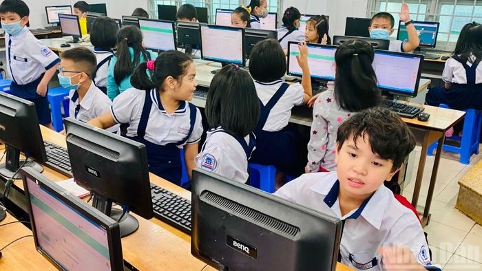  Các chính sách giáo dục của Thành phố Hồ Chí Minh đang góp phần vào việc xây dựng một xã hội học tập toàn diện, tạo cơ hội học tập suốt đời cho người dân. Thành phố không ngừng đổi mới phương pháp cũng như nâng cao chất lượng giáo dục để tiệm cận với các nền giáo dục tiên tiến trên thế giới. 