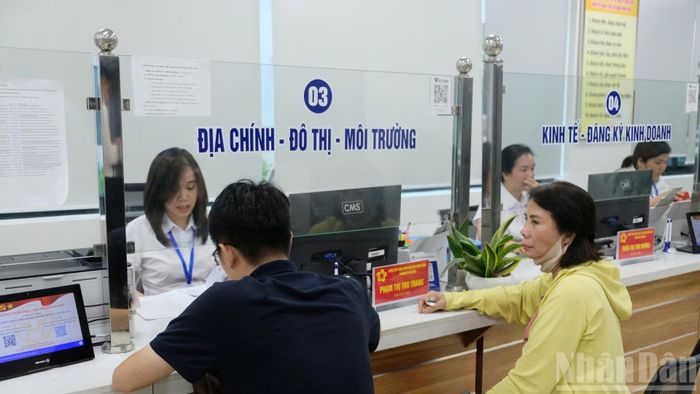 Người dân làm thủ tục hành chính tại Trung tâm Phục vụ hành chính công phường Ô Chợ Dừa, thành phố Hà Nội.