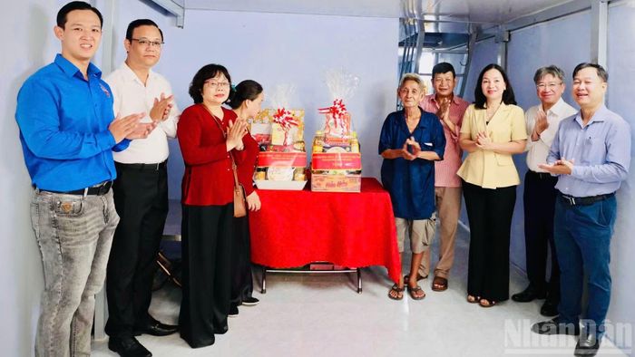 Gia đình ông Trịnh Ngưu (phường Chợ Quán, Thành phố Hồ Chí Minh) vô cùng hạnh phúc khi vừa đón nhận căn nhà Đại đoàn kết do Thành phố trao tặng.