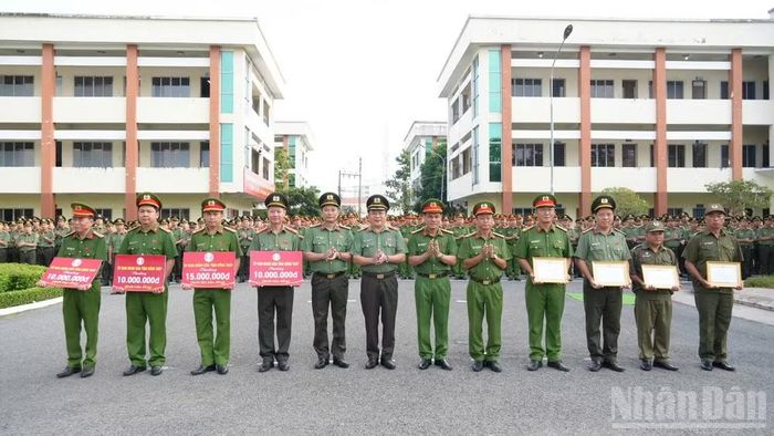 Đại diện Ban Giám đốc Công an tỉnh Đồng Tháp trao thưởng cho các tập thể và cá nhân có thành tích xuất sắc trong đấu tranh phòng, chống tội phạm. (Ảnh: TRỌNG TÍN)