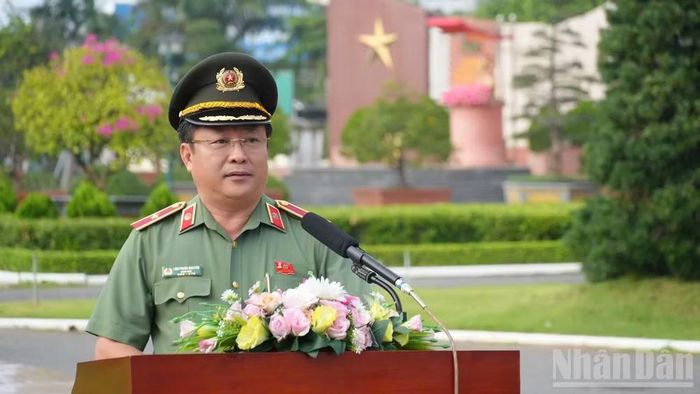 Thiếu tướng Lâm Phước Nguyên, Giám đốc Công an tỉnh Đồng Tháp phát biểu tại buổi lễ. (Ảnh: TRỌNG TÍN)