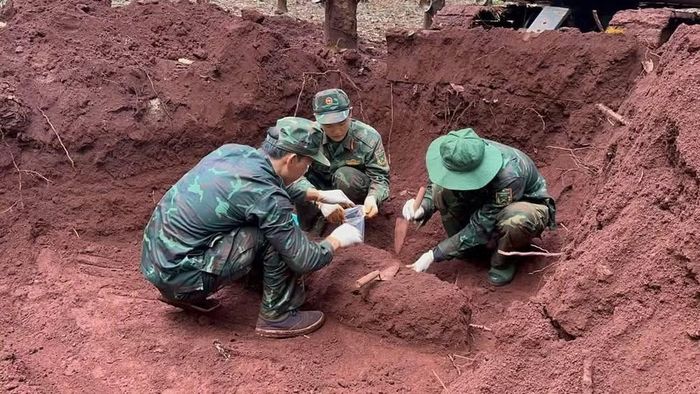 Các chiến sĩ Đội K76 quy tập hài cốt liệt sĩ tại khu vực phường Lộc Ninh, thành phố Đồng Nai. (Ảnh: Đội K76)