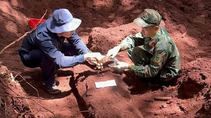  Các chiến sĩ Đội K76 thực hiện lấy mẫu sinh phẩm trong quá trình quy tập hài cốt liệt sĩ tại khu vực biên giới thành phố Đồng Nai. (Ảnh: Đội K76) 