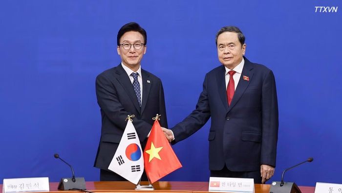 Chủ tịch Quốc hội Trần Thanh Mẫn tiếp Chủ tịch Đảng Dân chủ Đồng hành (DPK) Kim Min Seok. (Ảnh: Doãn Tấn/TTXVN)