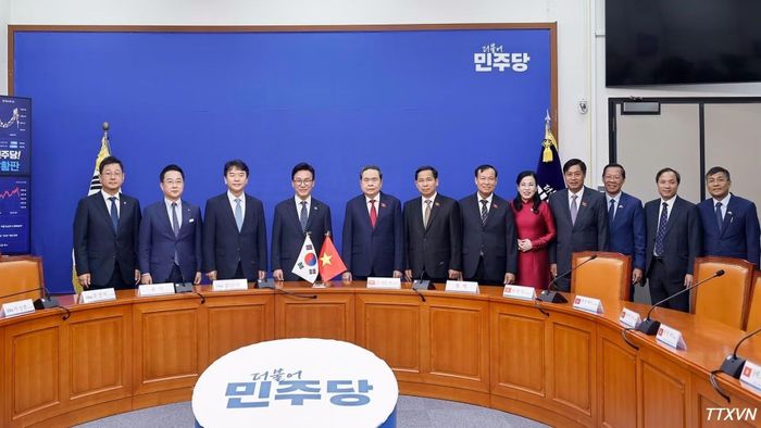 Chủ tịch Quốc hội Trần Thanh Mẫn và Chủ tịch Đảng Dân chủ Đồng hành (DPK) Kim Min Seok (thứ tư, từ trái qua) cùng các đại biểu chụp ảnh chung. (Ảnh: Doãn Tấn/TTXVN)
