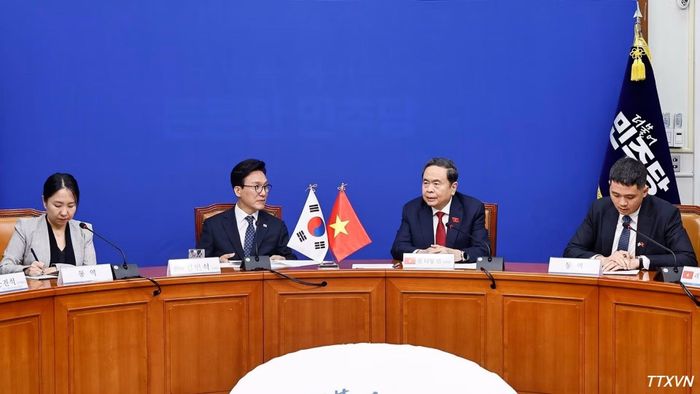 Chủ tịch Quốc hội Trần Thanh Mẫn tiếp Chủ tịch Đảng Dân chủ Đồng hành (DPK) Kim Min Seok. (Ảnh: Doãn Tấn/TTXVN)