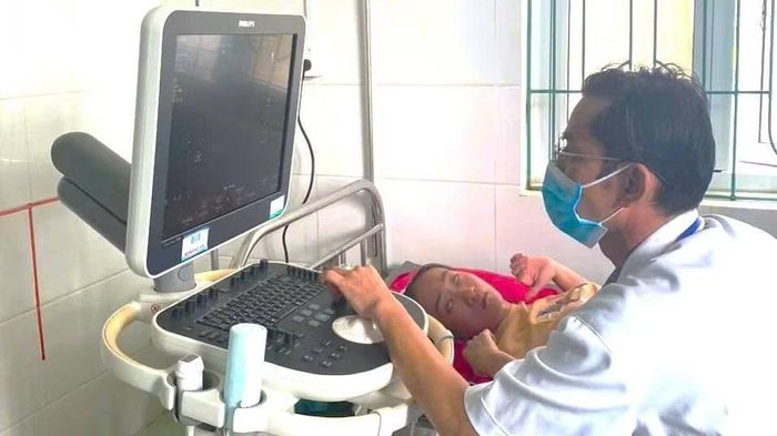 Bác sĩ Bệnh viện đa khoa khu vực Lệ Thủy, tỉnh Quảng Trị siêu âm, kiểm tra sức khỏe cho người dân. (Ảnh: HG)