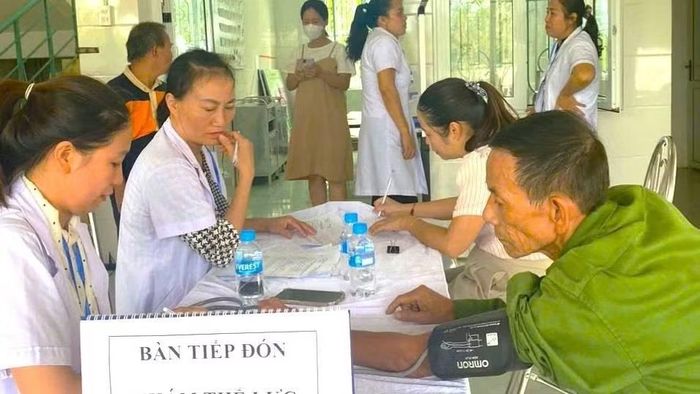 Nhân viên y tế ở Lệ Thủy khám sức khỏe định kỳ, khám sàng lọc cho người dân. (Ảnh: HG)