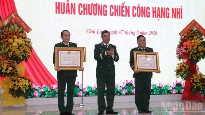Thiếu tướng Trần Ngọc Hữu trao Huân chương Chiến công hạng Nhì cho hai cá nhân có thành tích xuất sắc trong phòng, chống tội phạm. (Ảnh: HOÀNG TRUNG)