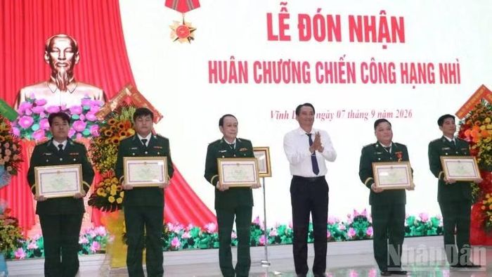 Lãnh đạo Ủy ban nhân dân tỉnh Vĩnh Long trao bằng khen cho các cá nhân có thành tích xuất sắc. (Ảnh: HOÀNG TRUNG)