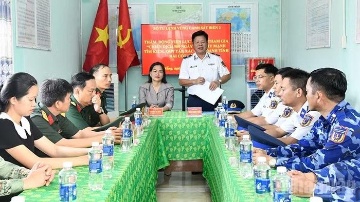 Thiếu tướng Trần Quang Tuấn, Tư lệnh Vùng Cảnh sát biển 2 thăm, động viên lực lượng tham gia Chiến dịch “500 ngày đêm” trên địa bàn thành phố Đà Nẵng. (Ảnh: Cảnh sát biển)