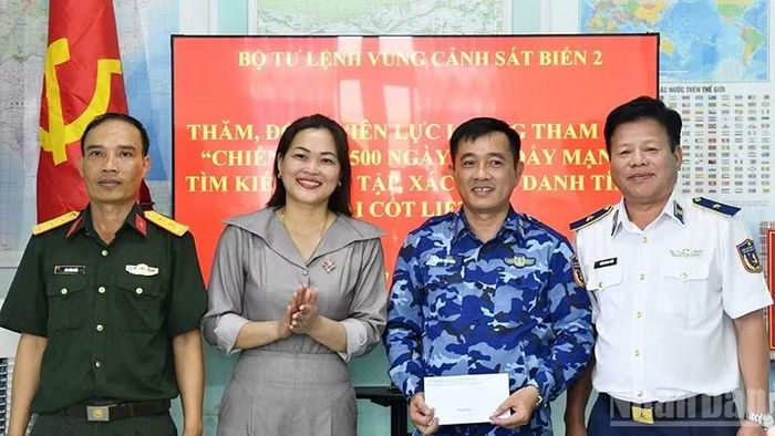 Thiếu tướng Trần Quang Tuấn, Tư lệnh Vùng Cảnh sát biển 2 tặng quà động viên cán bộ, chiến sĩ trực tiếp thực hiện nhiệm vụ. (Ảnh: Cảnh sát biển)