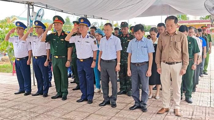 Đoàn công tác Vùng Cảnh sát biển 2 và các lực lượng vũ trang, chính quyền xã Lân Phong, tỉnh Quảng Ngãi viếng Nghĩa trang liệt sĩ Đức Lân. (Ảnh: Cảnh sát biển)
