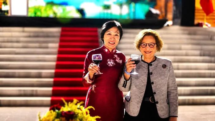 Đại sứ Việt Nam tại Thổ Nhĩ Kỳ Đặng Thị Thu Hà cùng Thứ trưởng Ngoại giao Thổ Nhĩ Kỳ Berris Ekinci tại Lễ kỷ niệm. (Ảnh: Đại sứ quán Việt Nam tại Thổ Nhĩ Kỳ)