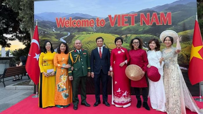 Cán bộ, nhân viên Đại sứ quán Việt Nam tại Thổ Nhĩ Kỳ tham gia Lễ kỷ niệm. (Ảnh: Đại sứ quán Việt Nam tại Thổ Nhĩ Kỳ)