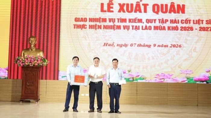 Lãnh đạo Bệnh viện Trung ương Huế trao quà tặng Đội 192.