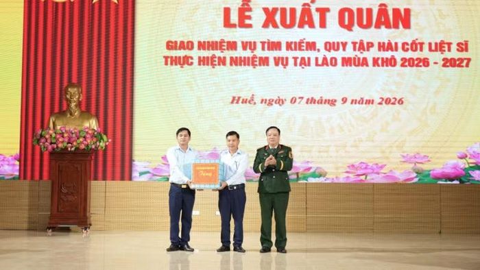 Đại tá Lê Hồng Việt, Chính ủy Bộ chỉ huy Quân sự thành phố trao quà tặng Đội 192.