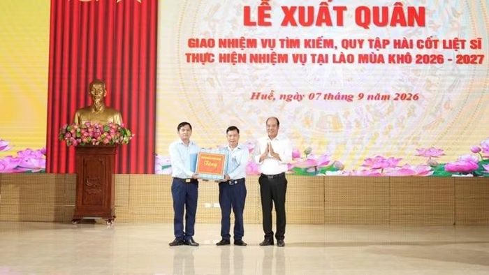 Phó Chủ tịch Ủy ban nhân dân thành phố, Trưởng Ban Chỉ đạo 515 thành phố Nguyễn Văn Mạnh tặng quà động viên Đội 192.