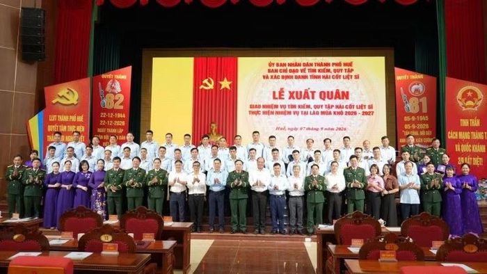 Các đại biểu và cán bộ, nhân viên Đội 192 chụp ảnh lưu niệm tại buổi lễ xuất quân.