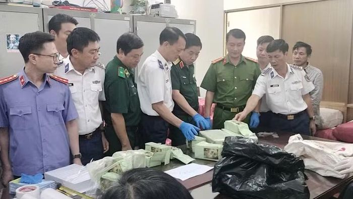 Cơ quan chức năng giám định tổng khối lượng 1,16 tấn Ketamine. (Ảnh: C04)