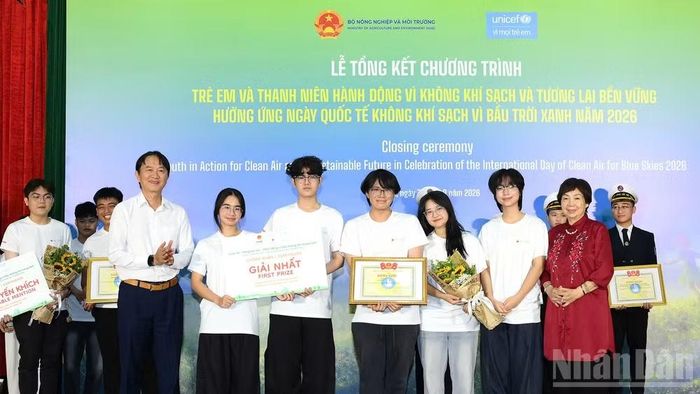 Ban tổ chức trao Giải Nhất của Cuộc thi “Sáng tạo trẻ - hành động vì bầu không khí trong lành”. (Ảnh: ĐĂNG KHOA)