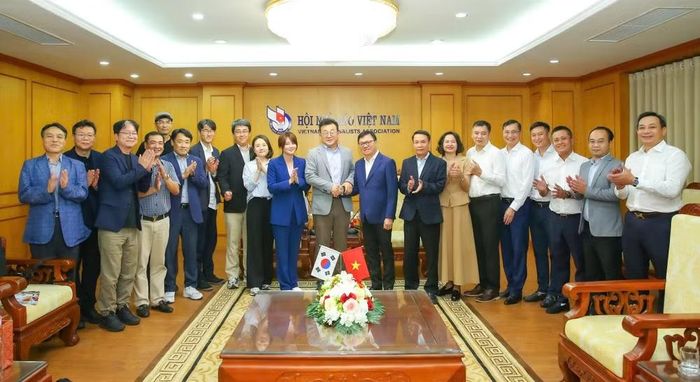 Đại diện Hội Nhà báo Việt Nam và Hội Nhà báo Hàn Quốc chụp ảnh lưu niệm.